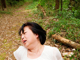 田舎のお母さんが野外でおしっこ　8時間　サンプル画像02